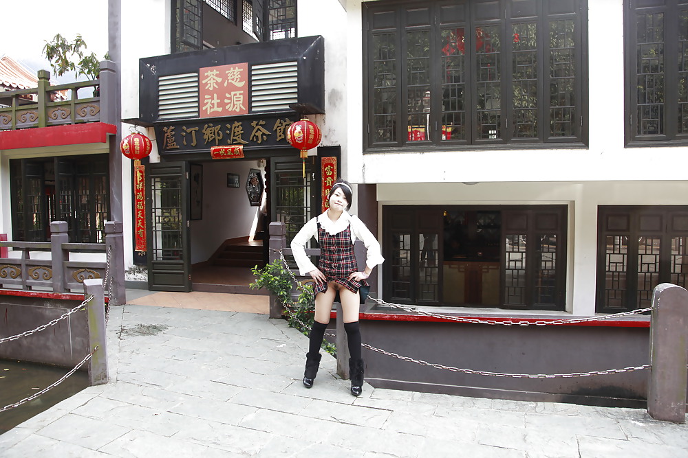 中国の女の子が公衆の面前でマンコを見せる
 #16564391
