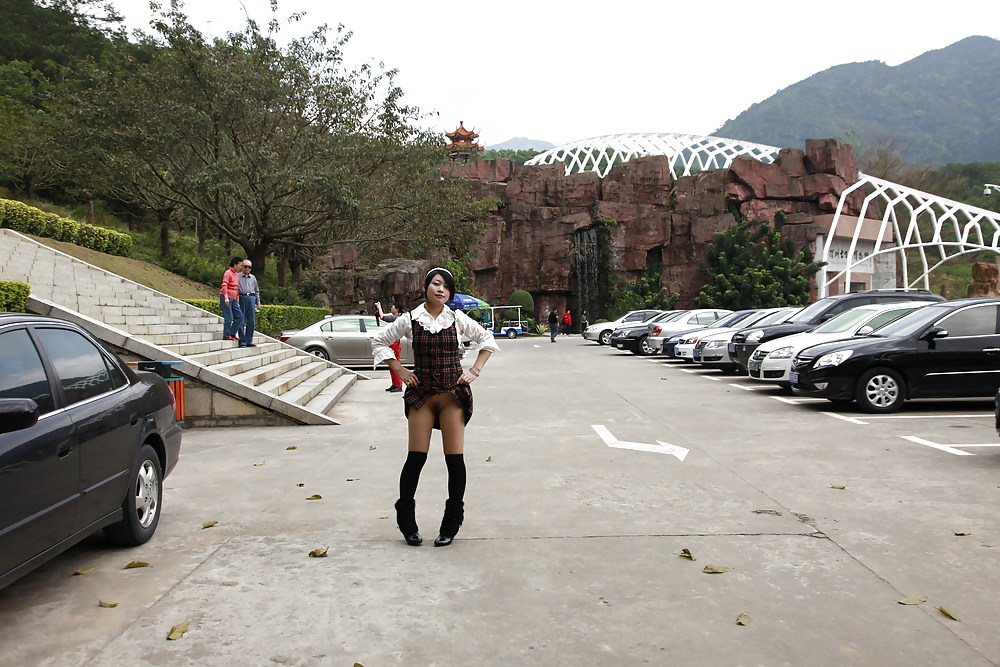 中国の女の子が公衆の面前でマンコを見せる
 #16564444