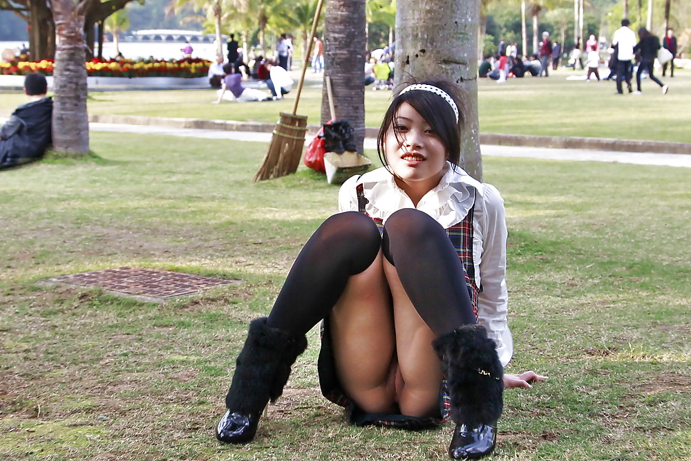 Chica china mostrando el coño en público
 #16564695