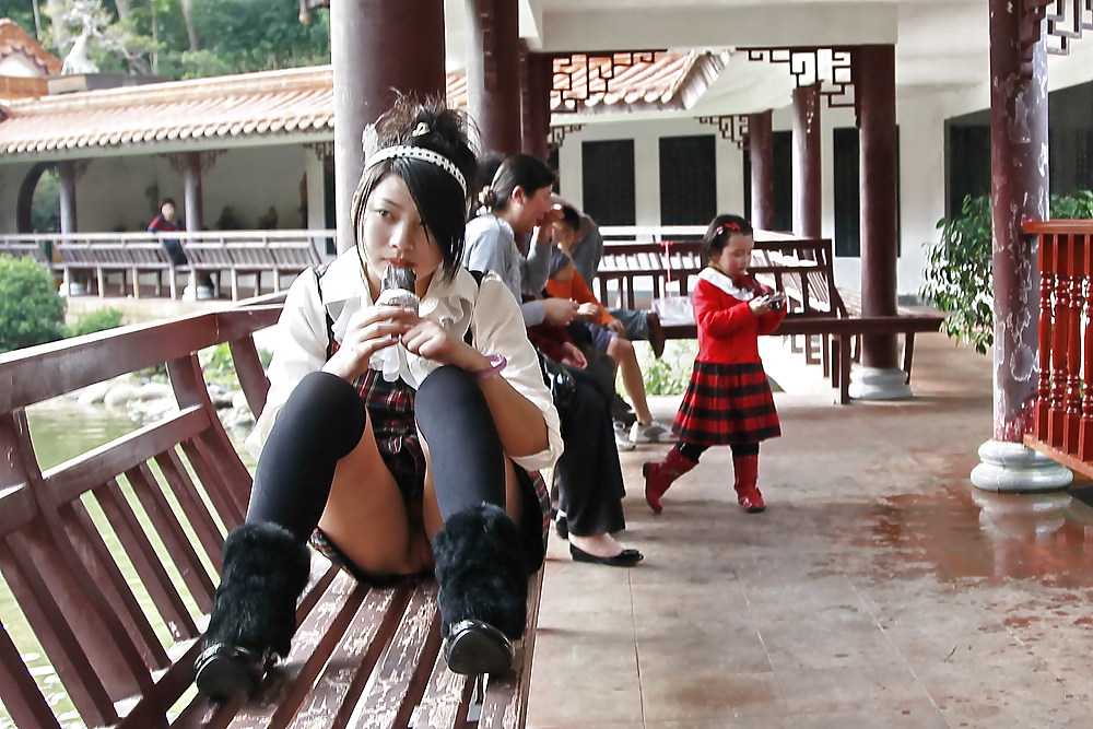 中国の女の子が公衆の面前でマンコを見せる
 #16564758