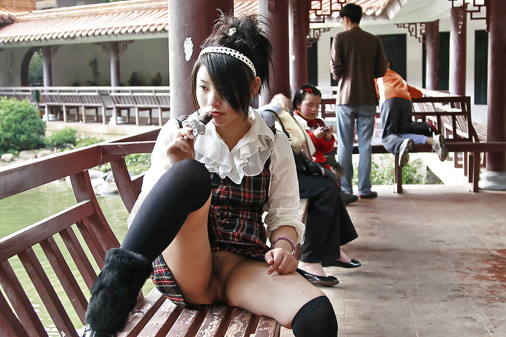 中国の女の子が公衆の面前でマンコを見せる
 #16564775