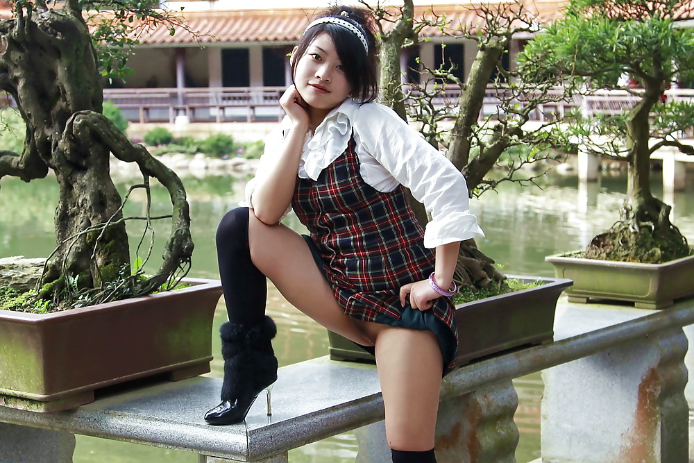 Chica china mostrando el coño en público
 #16564798