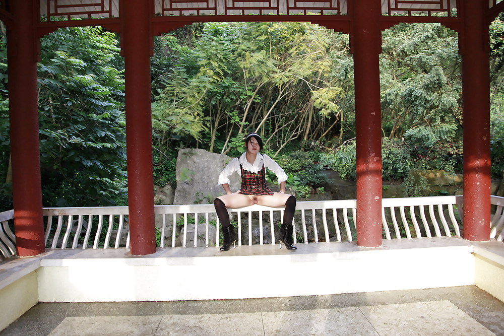 Chica china mostrando el coño en público
 #16564832