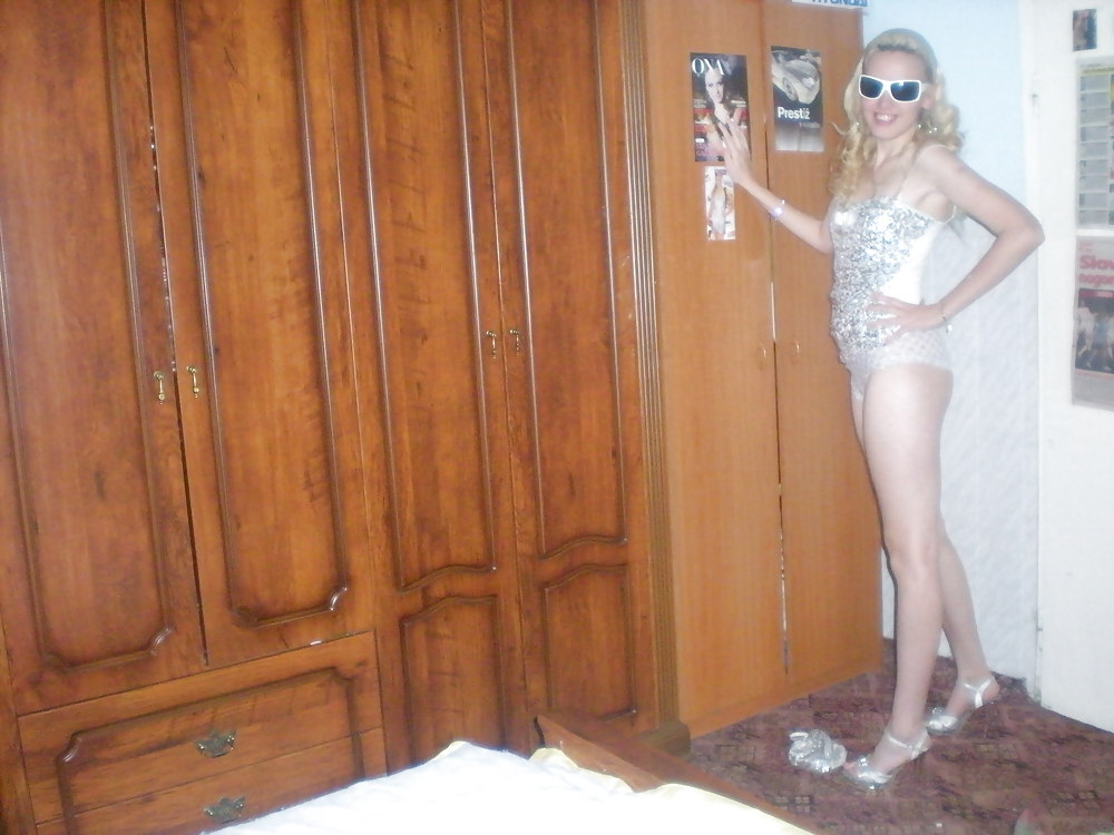 Chica rubia en blanco
 #13572855