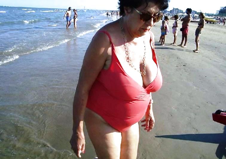 おばあちゃんのBBWビーチ 4
 #6175635