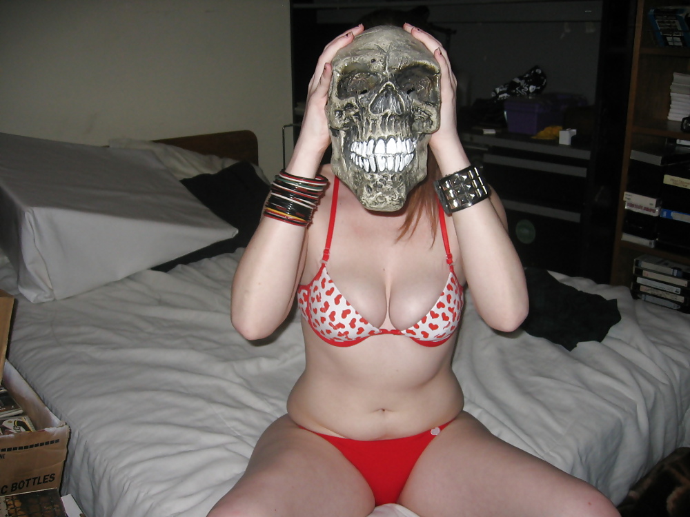 Extraordinary Girl with a skull!  #9666345
