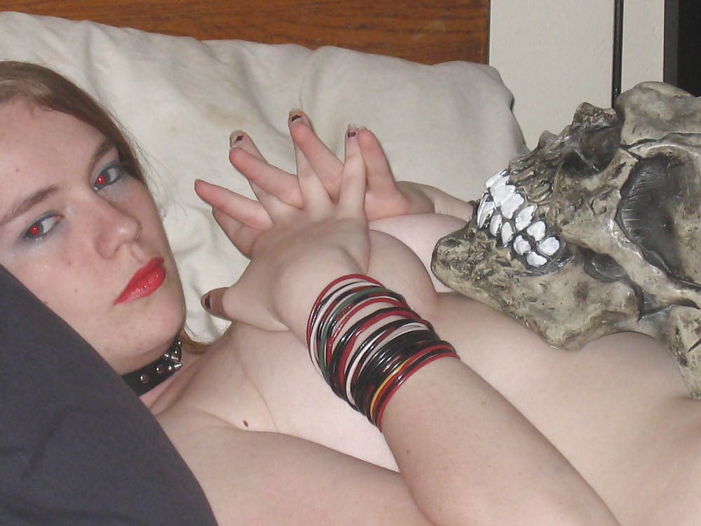 Extraordinary Girl with a skull!  #9666464