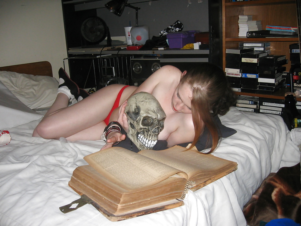 Extraordinary Girl with a skull!  #9666469