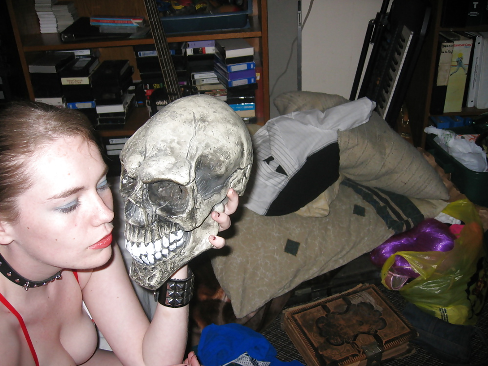 Extraordinary Girl with a skull!  #9666487