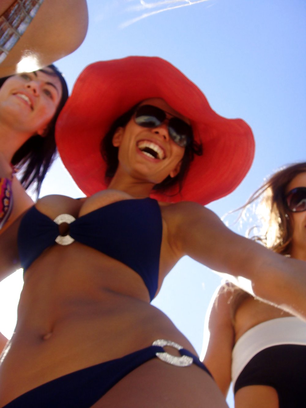Nenas en bikini posando para ti
 #22588329