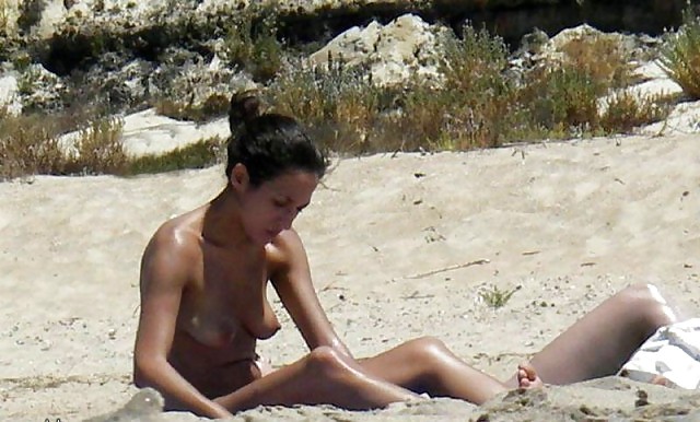 Bella giornata in spiaggia 27 ( nudes) di voyeur troc
 #19936655