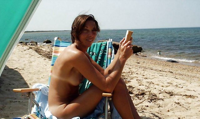 Bella giornata in spiaggia 27 ( nudes) di voyeur troc
 #19936753