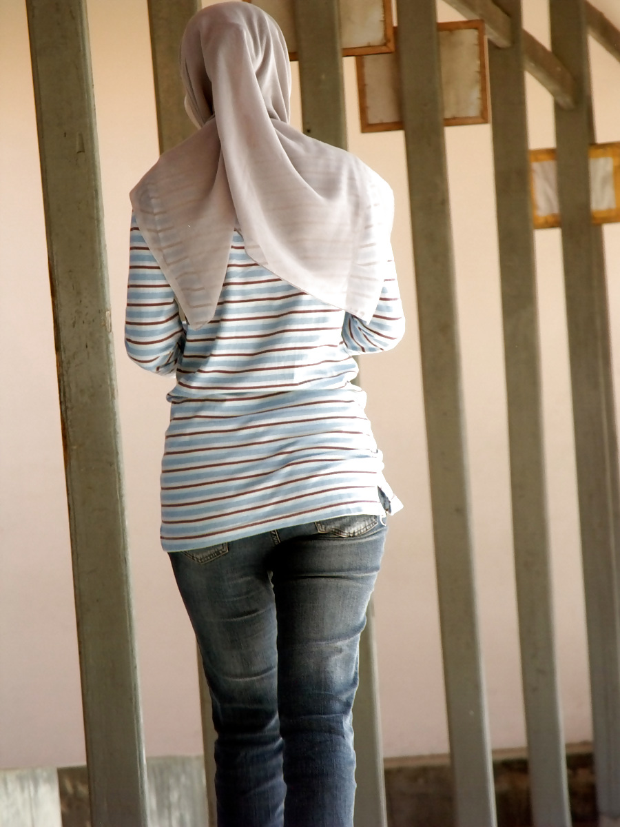 Sexy Mädchen In Hijab & Engen Jeans #14407842