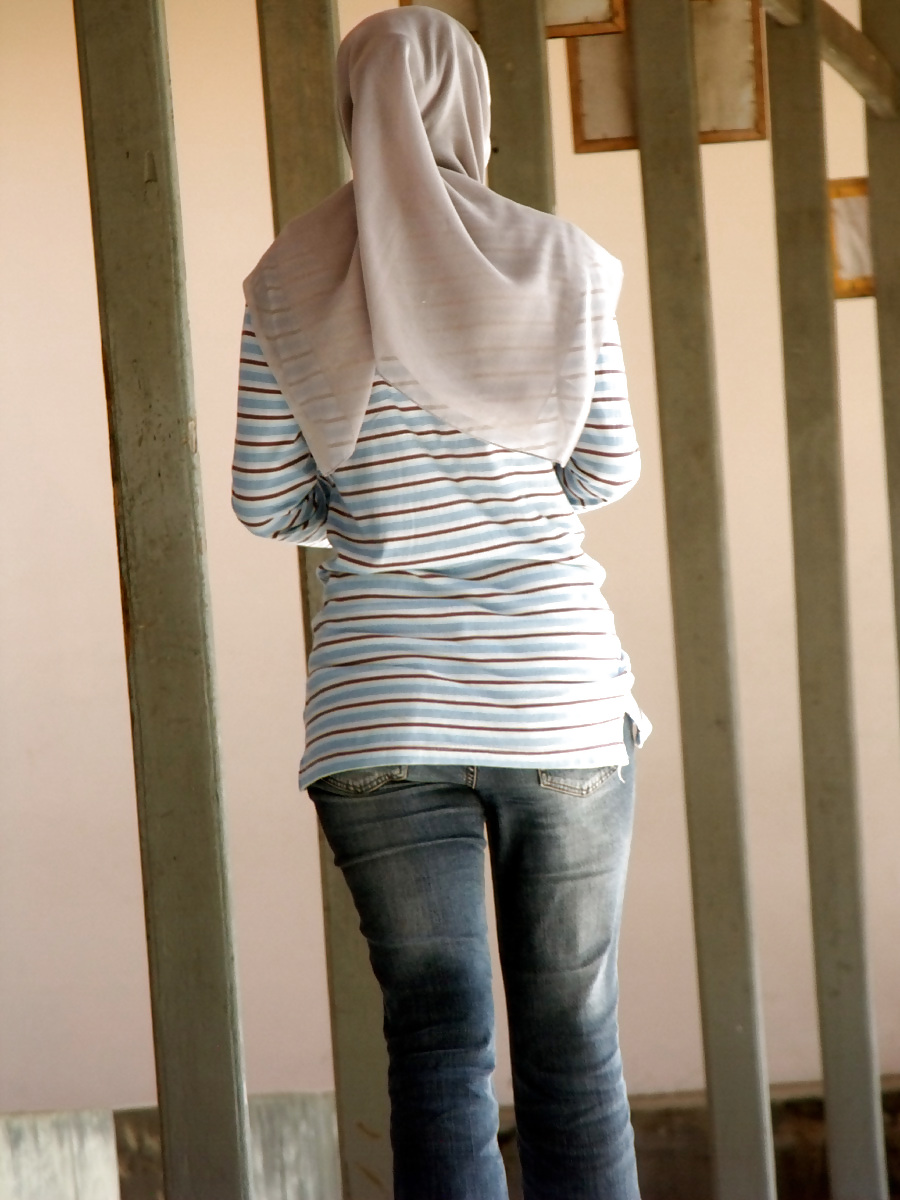 Ragazza sexy in hijab e jeans stretti
 #14407850