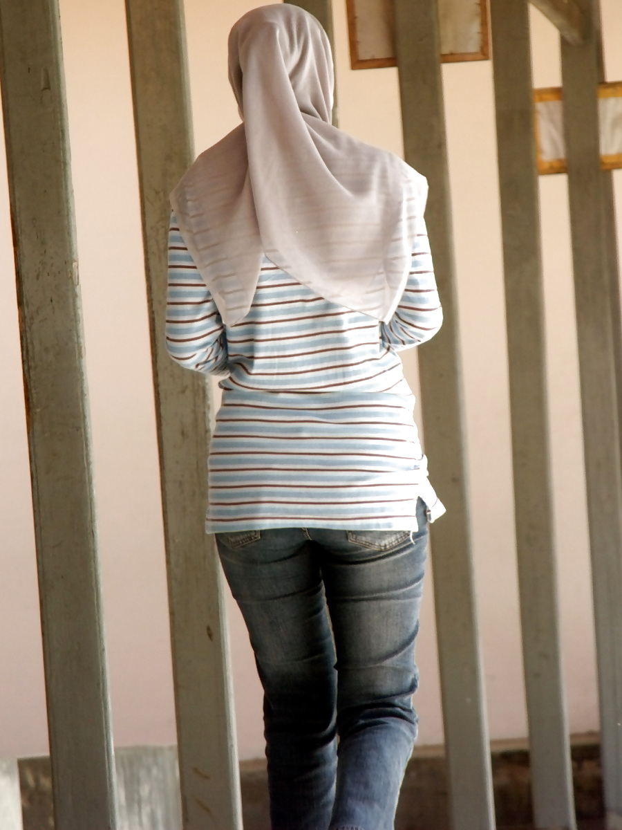 Sexy Mädchen In Hijab & Engen Jeans #14407859