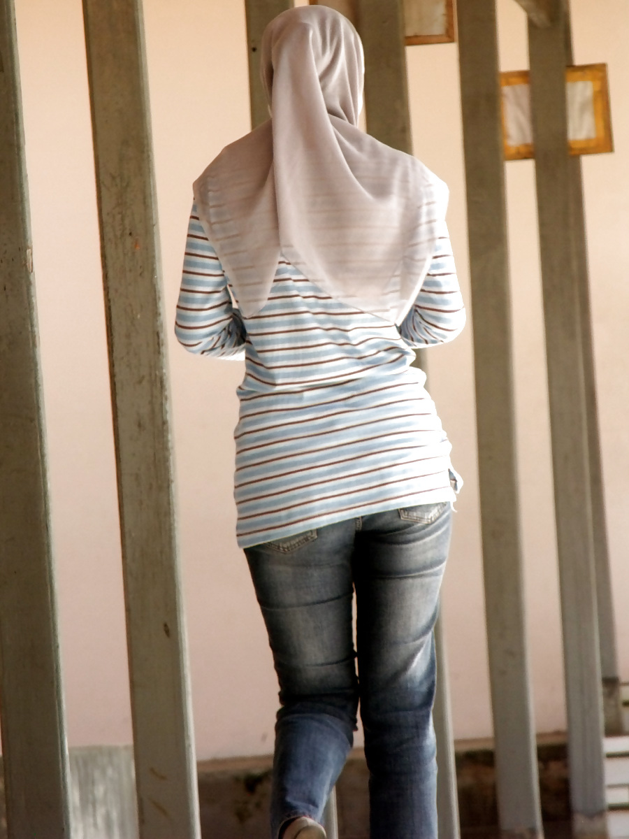 Chica sexy en hijab y jeans ajustados
 #14407874