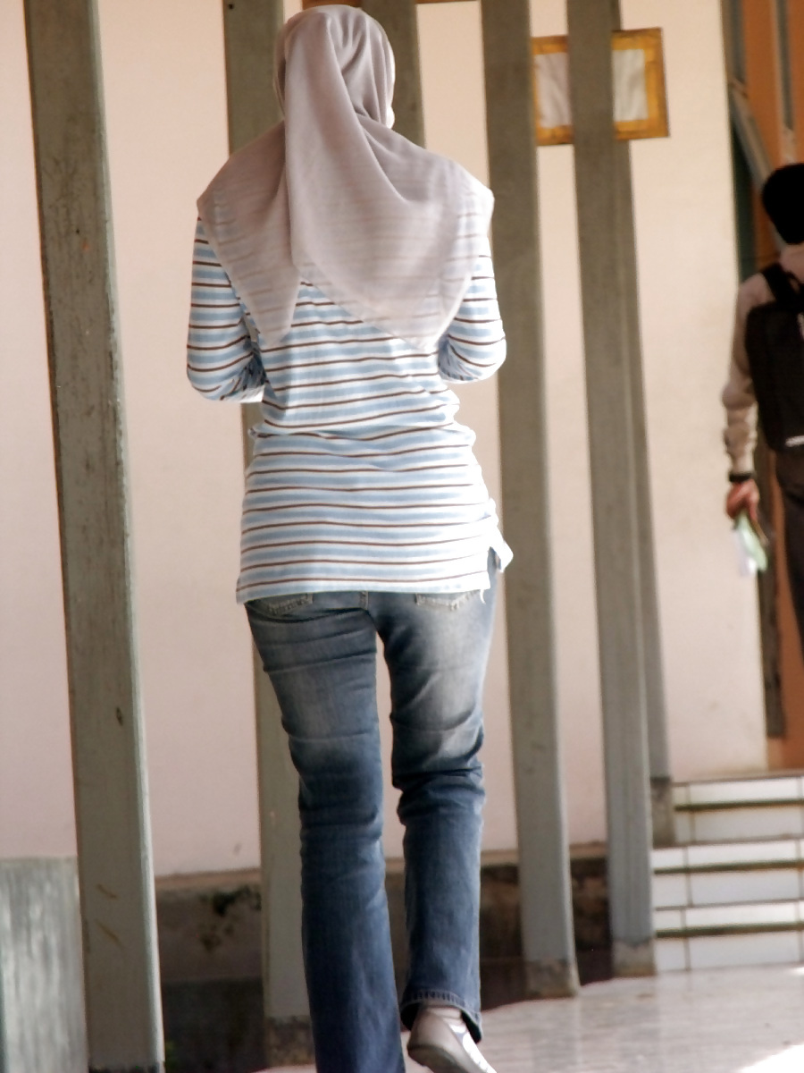 Ragazza sexy in hijab e jeans stretti
 #14407884