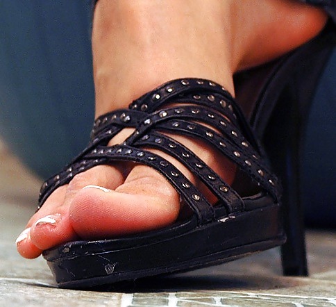 Bella femmina dita dei piedi in sandali
 #2071885