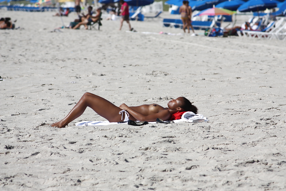 Voglio più tette da spiaggia
 #6278317