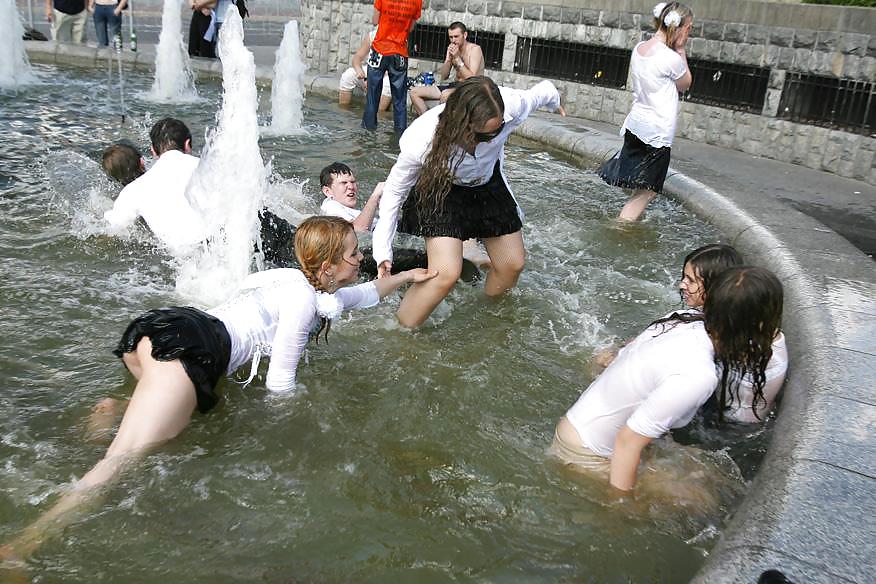 Ragazze e giovani arrapati mostrano le loro tette e fighe in pubblico 3
 #20529480