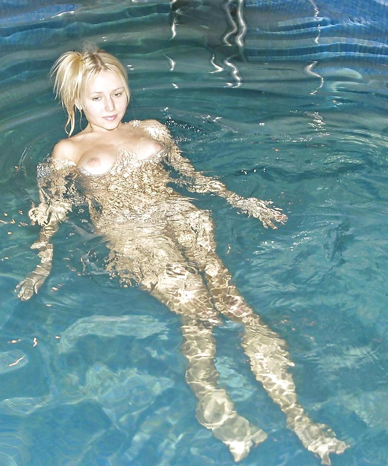 Jeune Fille Blonde Dans La Piscine, Par Blondelover. #3653658