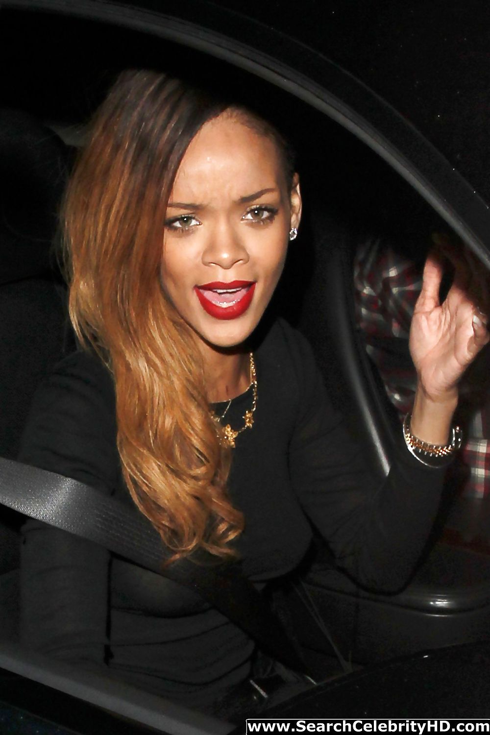 Rihanna - ハリウッドでシースルーのブラジャーなしのカンディッド
 #13929177