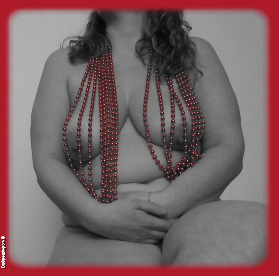 Mollige Frau In Roten Perlenkette ... #17742684