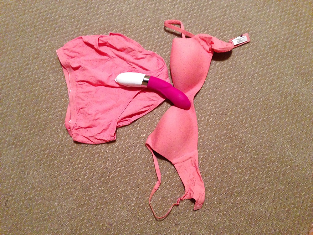 Il dildo, il reggiseno e le mutandine di mia moglie!
 #17020809