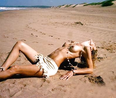 ヌーディストビーチの熟女
 #1926828