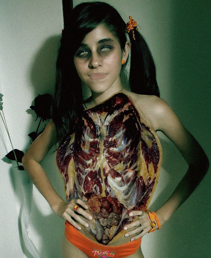Sexy Zombie-Mädchen #16341884