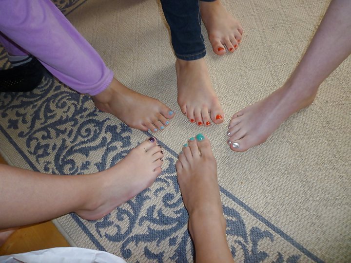 Mädchenfüße 4 #10923615