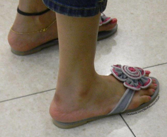 Persischen Und Arabischen Frauen Mit Langen Fußnägel #13878239