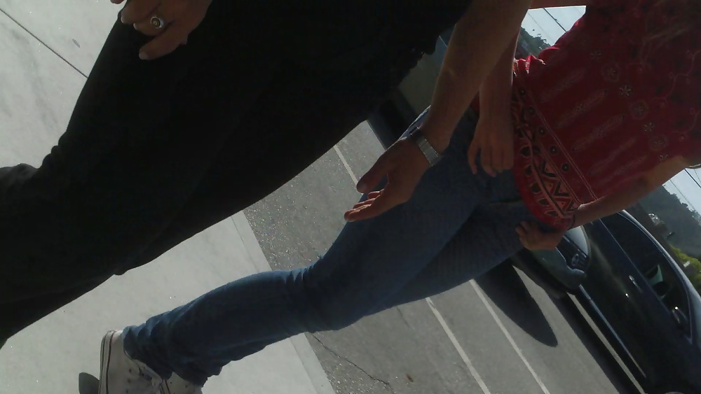 Culo e sedere teenager in pantaloncini di jeans per lo shopping
 #18775568