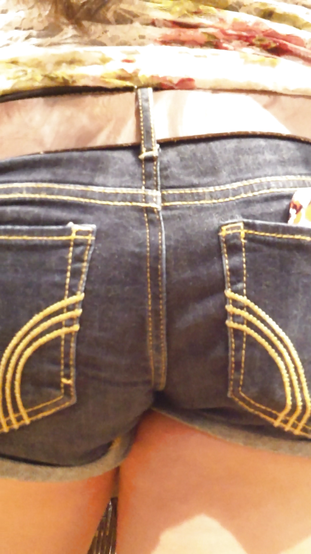 Teen Ass & Hintern In Jeans Shorts Einkaufen #18776625