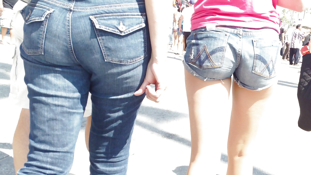 Teen Ass & Hintern In Jeans Shorts Einkaufen #18776728