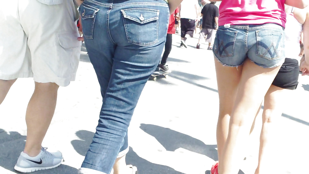 Culo e sedere teenager in pantaloncini di jeans per lo shopping
 #18776752