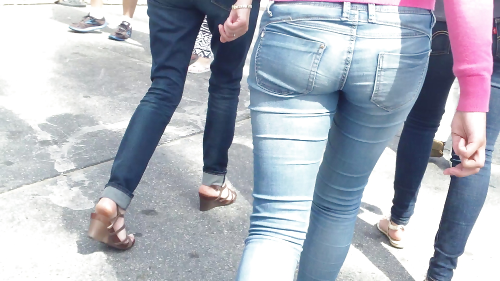 Teen Ass & Hintern In Jeans Shorts Einkaufen #18777604