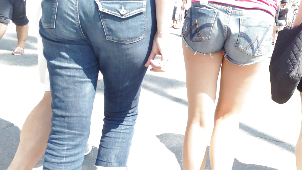 Culo e sedere teenager in pantaloncini di jeans per lo shopping
 #18777638
