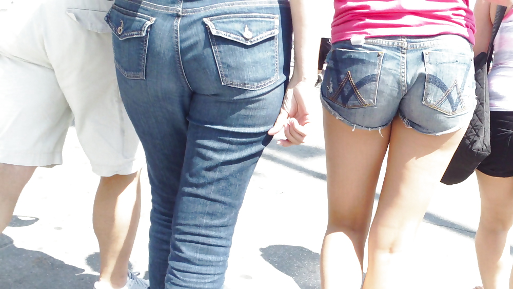 Teen Ass & Hintern In Jeans Shorts Einkaufen #18777646