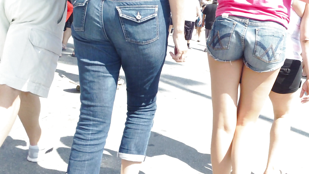 Culo e sedere teenager in pantaloncini di jeans per lo shopping
 #18777653