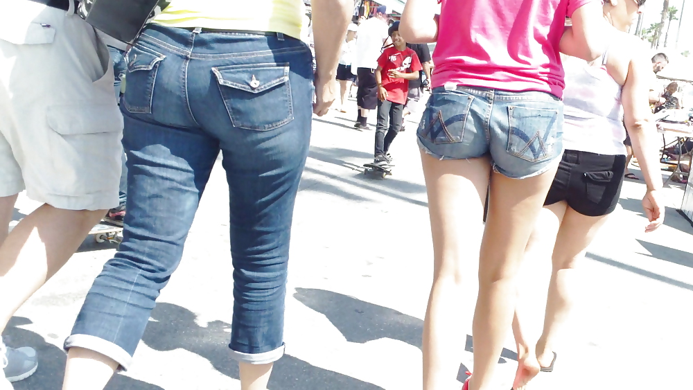 Culo e sedere teenager in pantaloncini di jeans per lo shopping
 #18777658