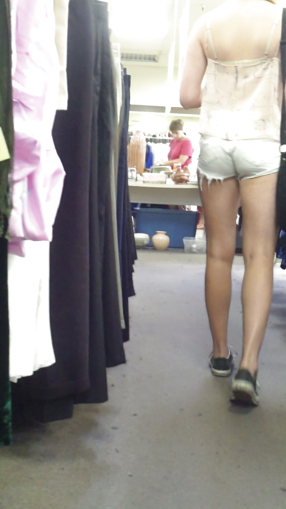 Teen Ass & Hintern In Jeans Shorts Einkaufen #18777854