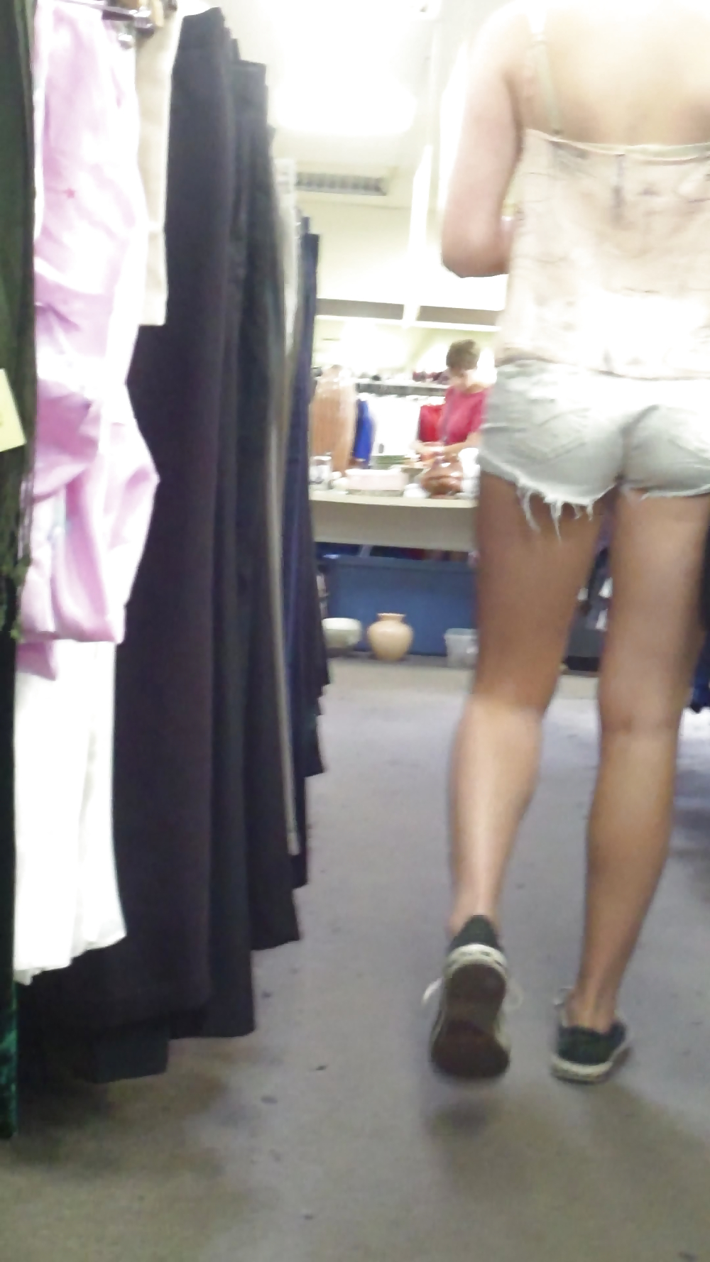Joven culo y el culo en pantalones cortos de jean de compras
 #18777864