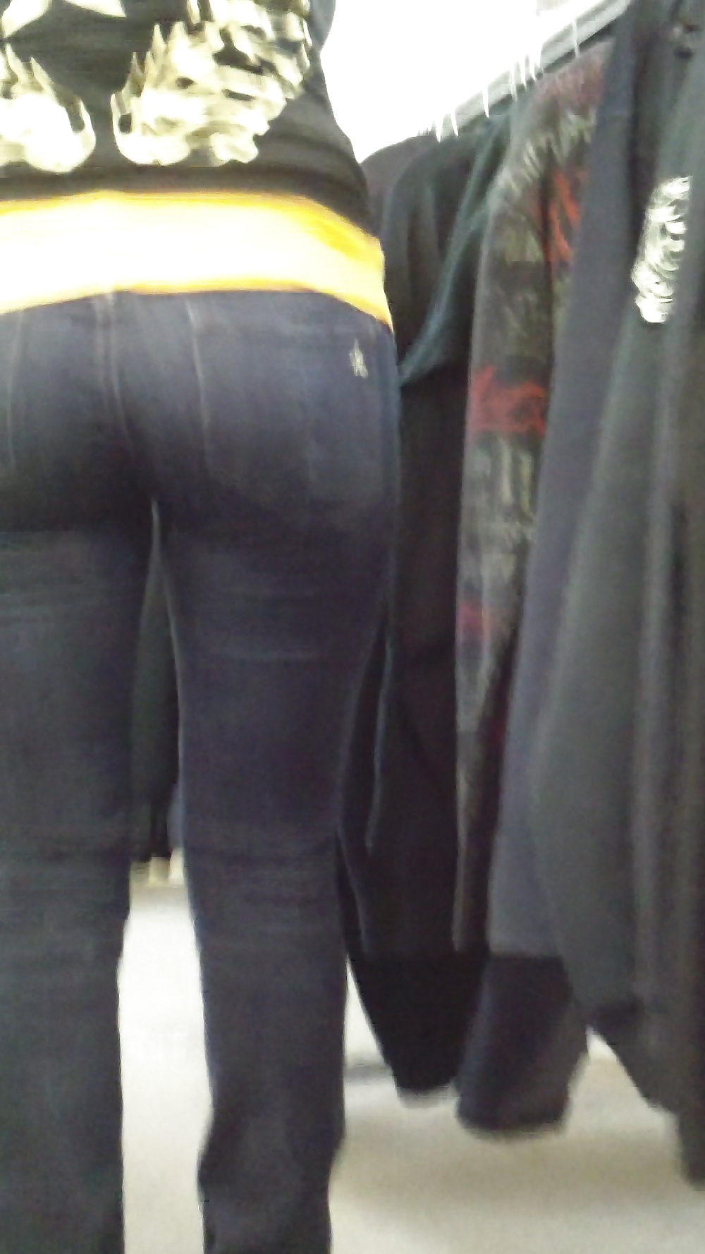 Culo e sedere teenager in pantaloncini di jeans per lo shopping
 #18777979