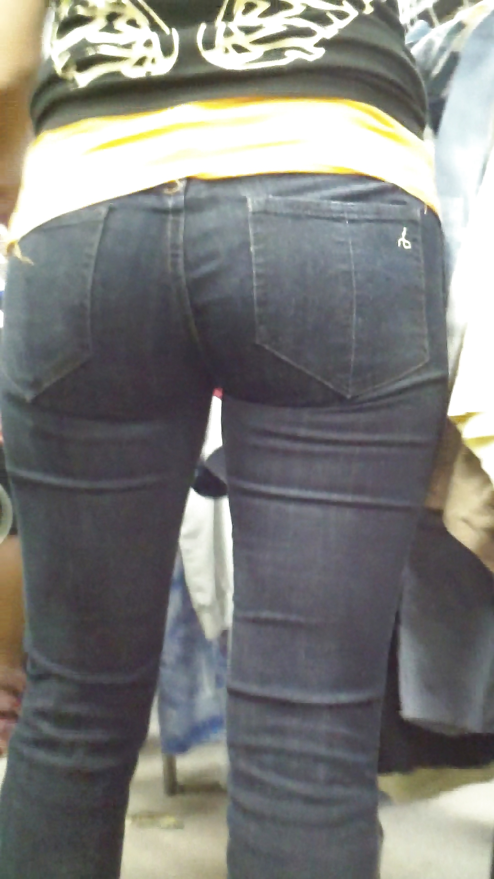 Culo e sedere teenager in pantaloncini di jeans per lo shopping
 #18778037