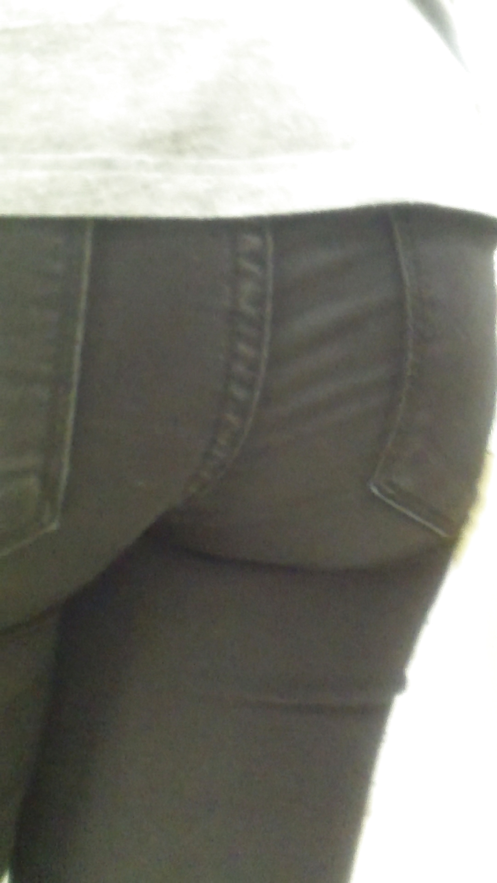 Joven culo y el culo en pantalones cortos de jean de compras
 #18778195