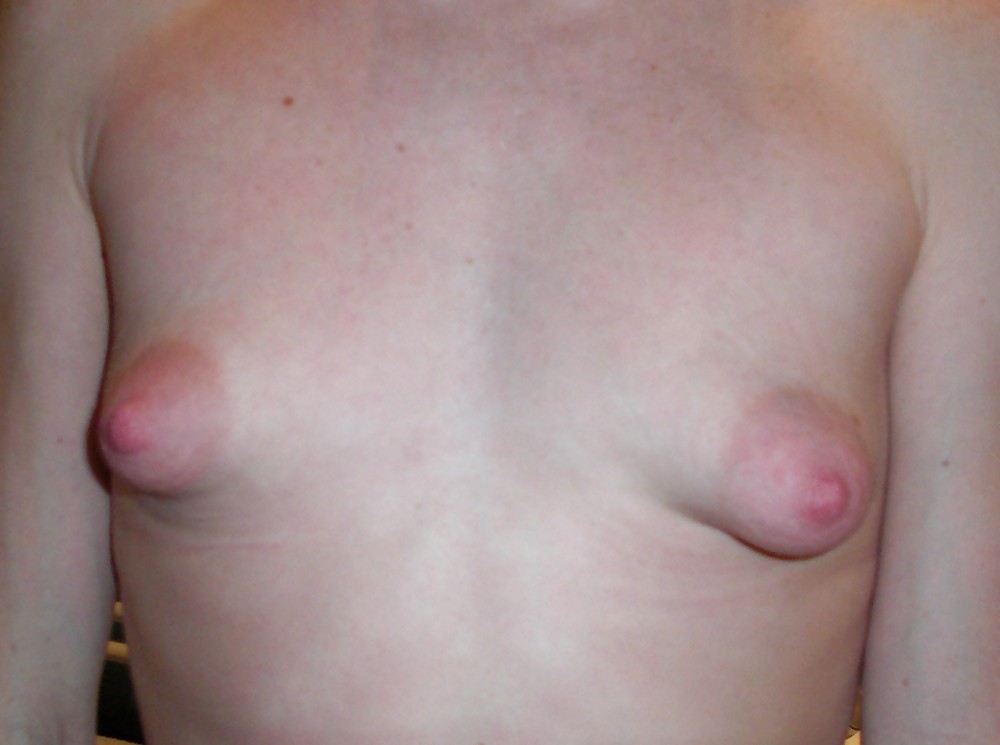 小ぶりな乳房と大きな乳首のロシア人女性
 #21970868