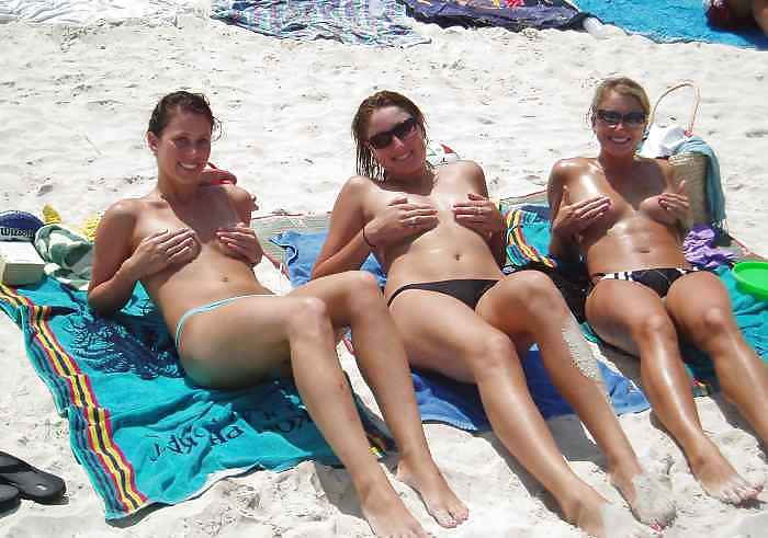 Chicas de playa en topless 2.
 #9706811