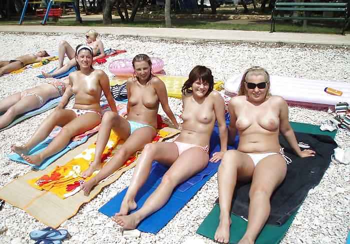 Chicas de playa en topless 2.
 #9706868