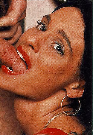 Dos morenas disfrutando de una polla que se corre
 #22588156